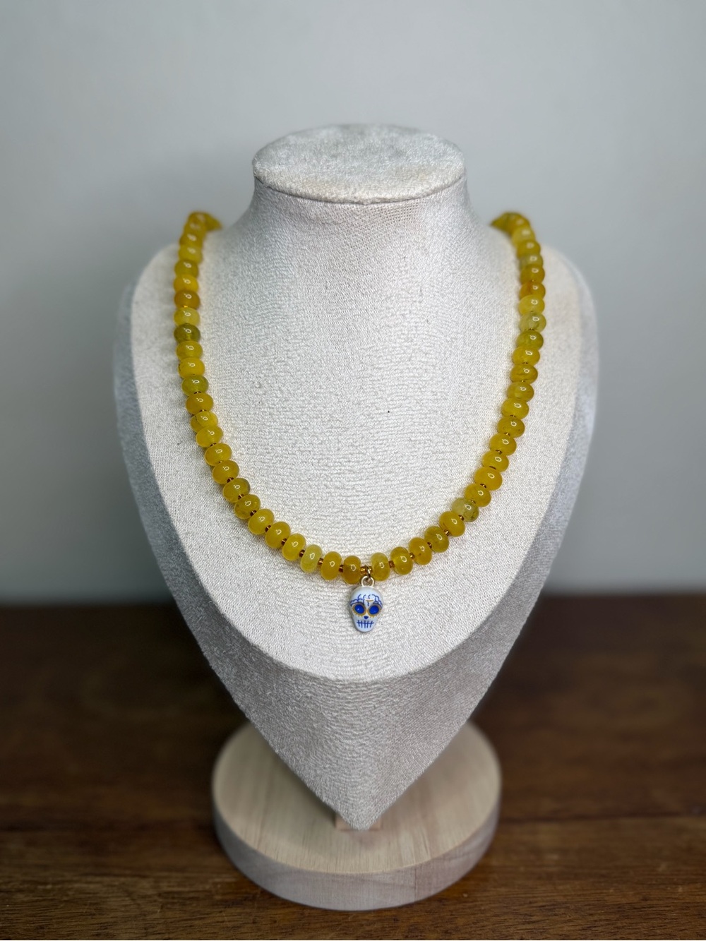 ARTISAN Yellow Jade Beaded Necklace with Skull Pendant